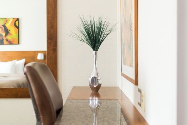 Sengetøy av topp kvalitet, safe på rommet og skrivebord