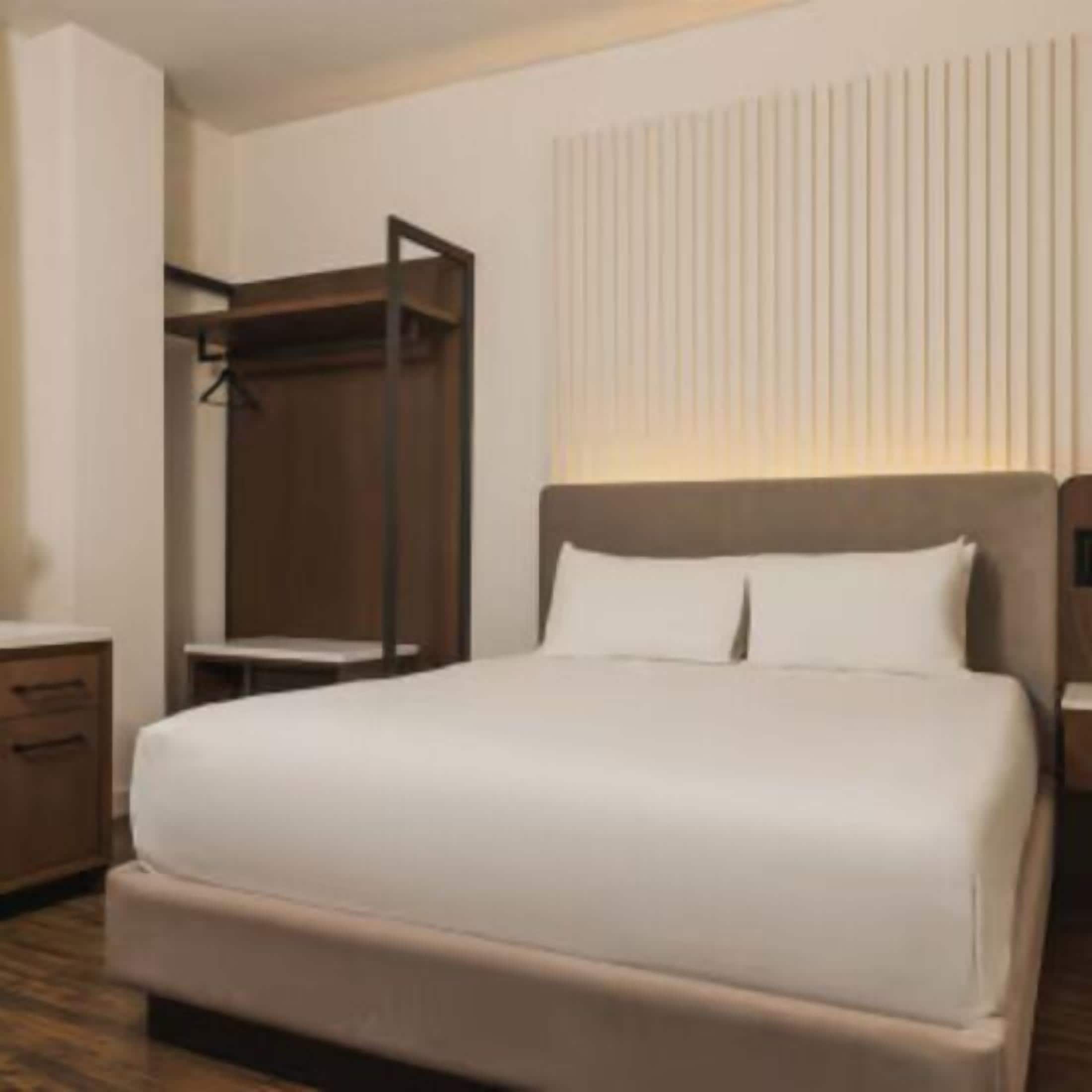 高档床上用品、客房内保险箱、办公桌、笔记本电脑工作区