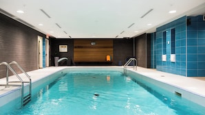 An indoor swimming pool with a 1.10m depth marking, surrounded by dark walls and a blue tiled area. - Hotel Chateau Laurier Quebec (Québec City)