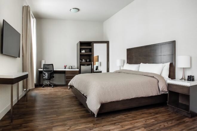 Sengetøy av topp kvalitet, safe på rommet og skrivebord