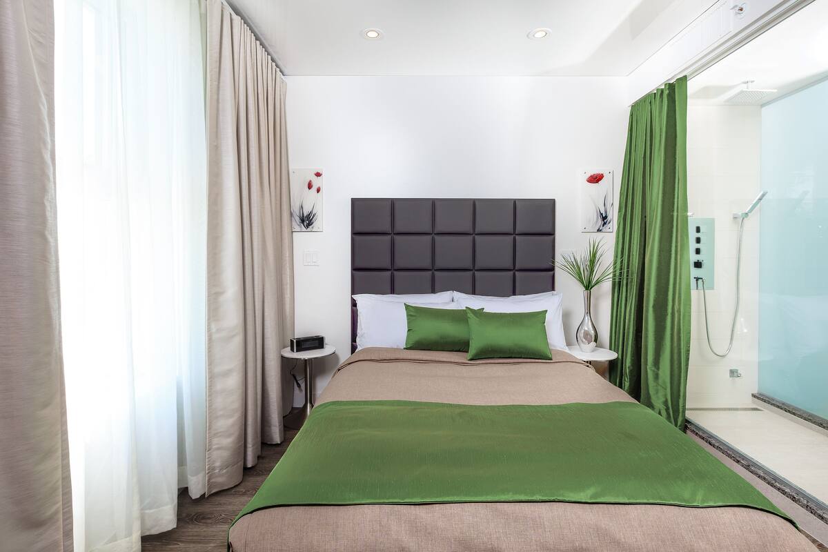 Zimmer, 1 Doppelbett (Ultra) | Hochwertige Bettwaren, Zimmersafe, Schreibtisch