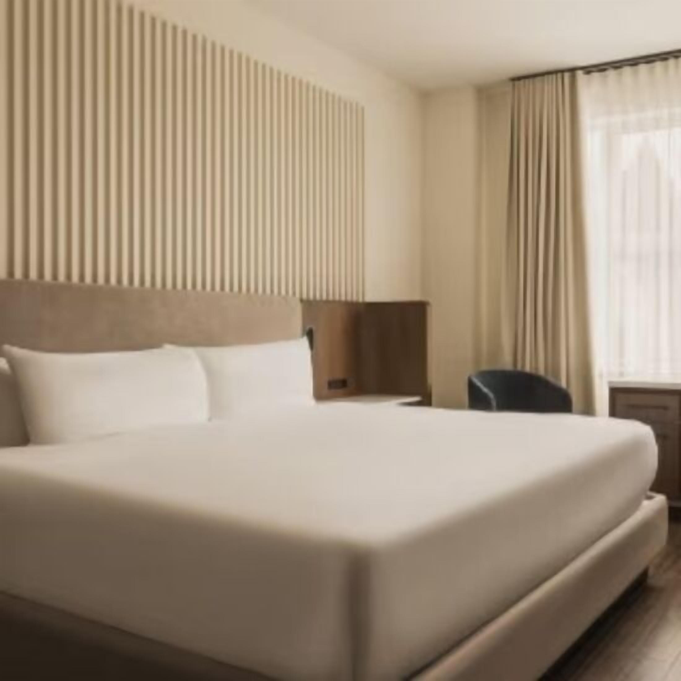 高档床上用品、客房内保险箱、办公桌、笔记本电脑工作区