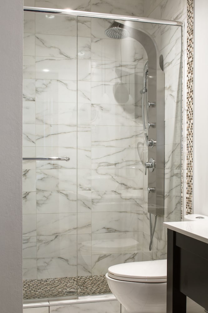 Auberge du Vieux-Port par Gray Collection by null