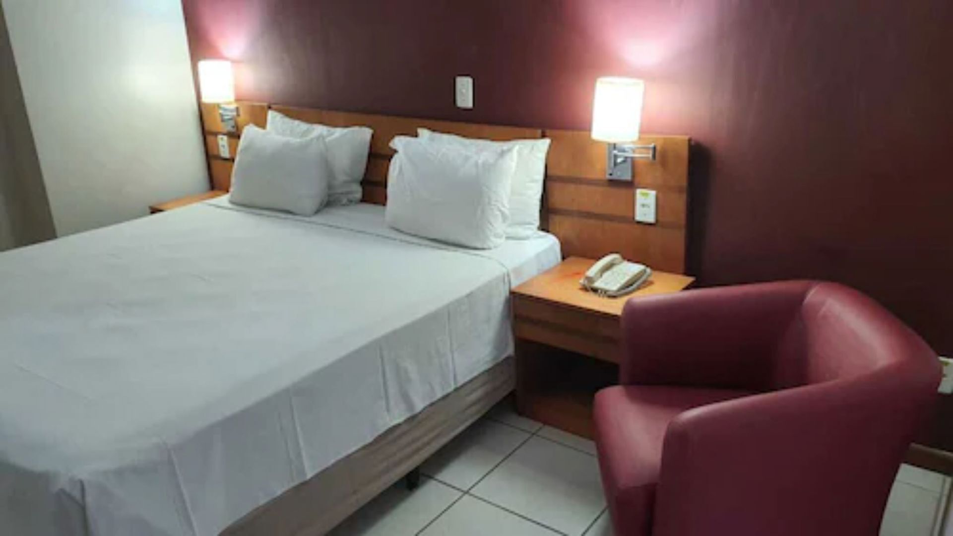 Desk, soundproofing, free WiFi, bed sheets