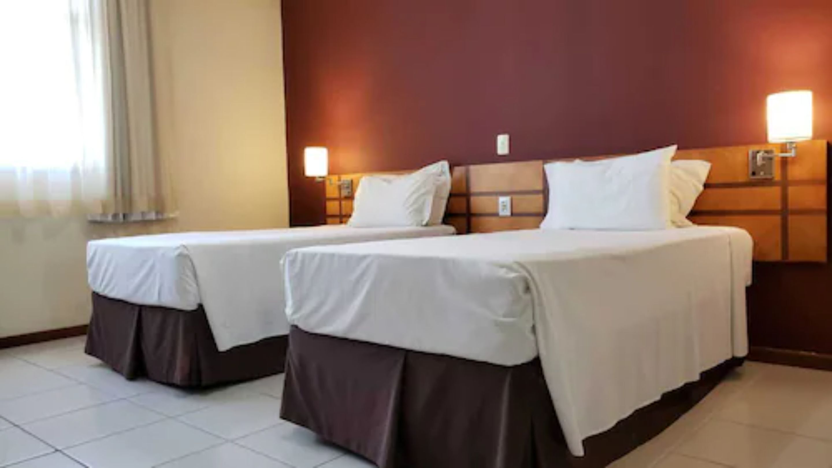 Desk, soundproofing, free WiFi, bed sheets