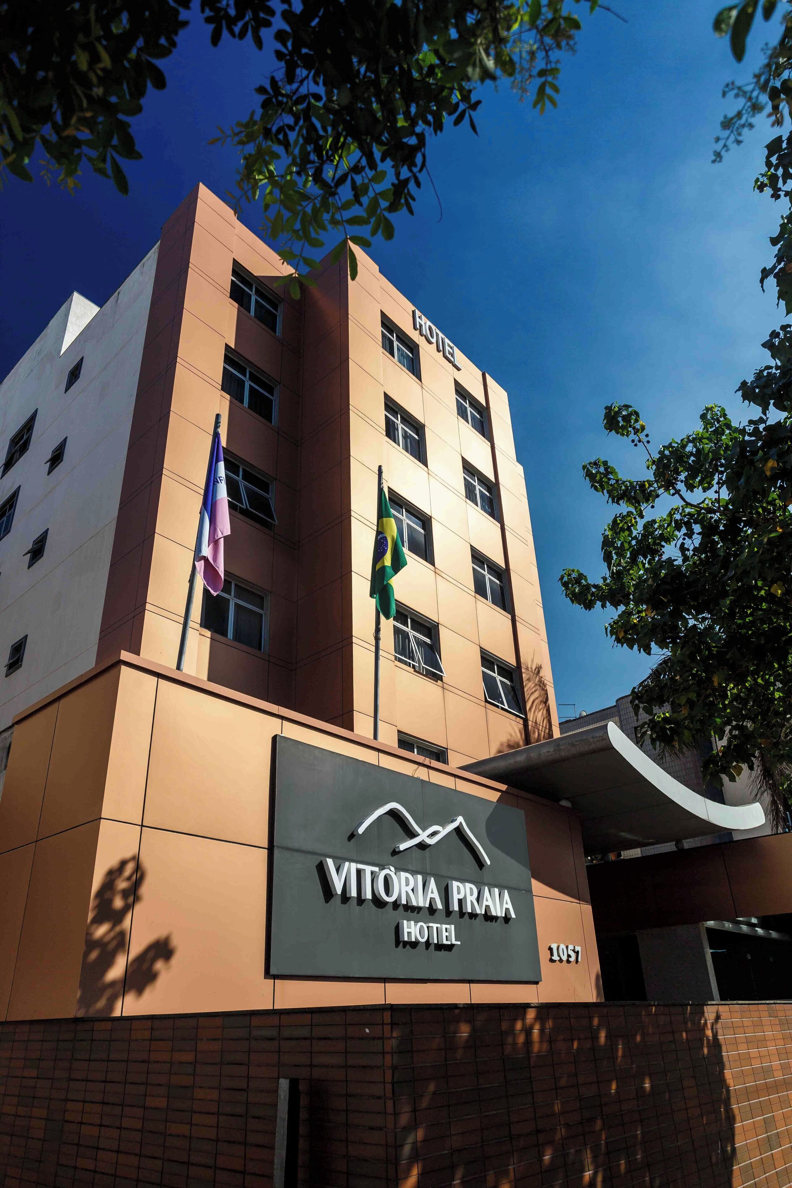 Edificio di un hotel con un cartello che riporta “Vitoria Praia Hotel” e il numero “1057” sulla facciata.