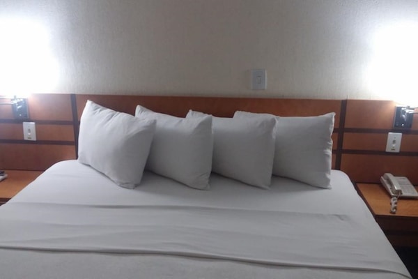 Escritorio, sistema de insonorización, wifi gratis y ropa de cama