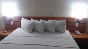 Superior-Zimmer, 1 Queen-Bett | Schreibtisch, schallisolierte Zimmer, kostenloses WLAN, Bettwäsche