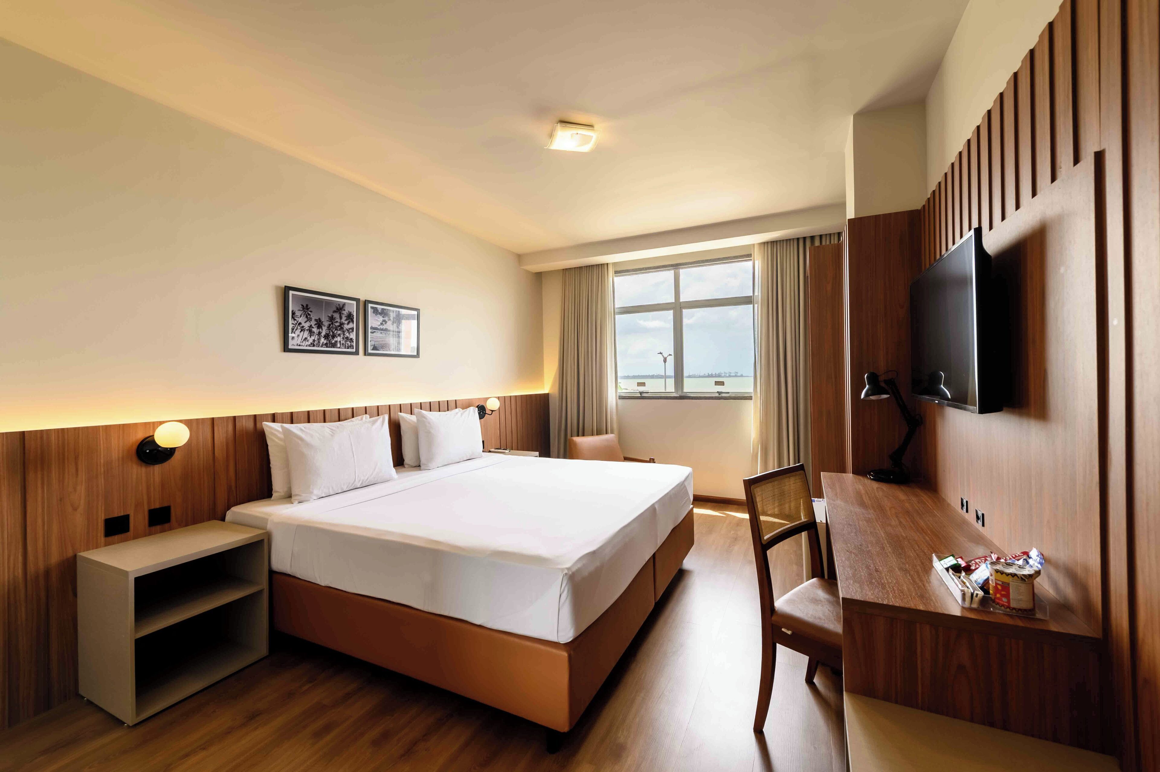 Habitación Deluxe, 1 cama King size | Escritorio, insonorización, wifi gratis y ropa de cama 