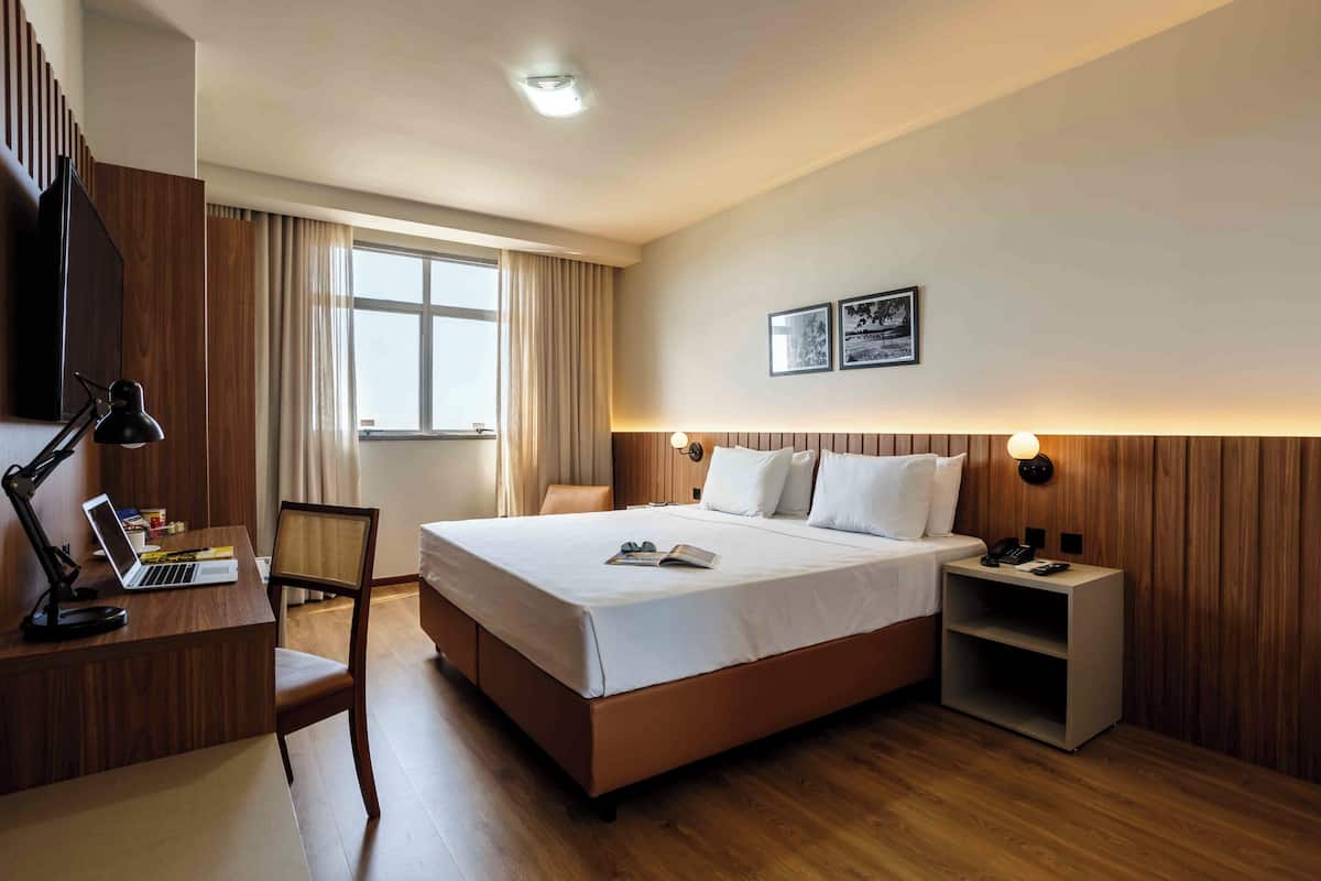 Escritorio, insonorización, wifi gratis y ropa de cama