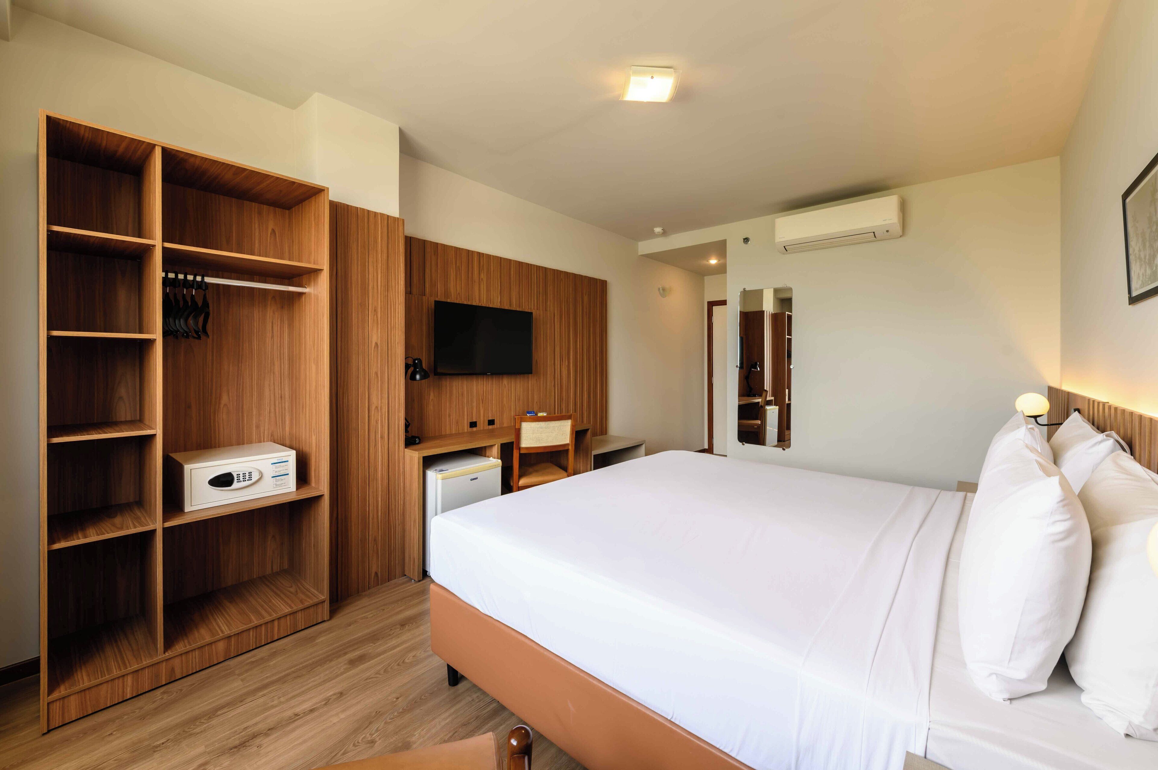 Deluxe kamer, 1 kingsize bed | Een bureau, geluiddichte muren, gratis wifi, beddengoed