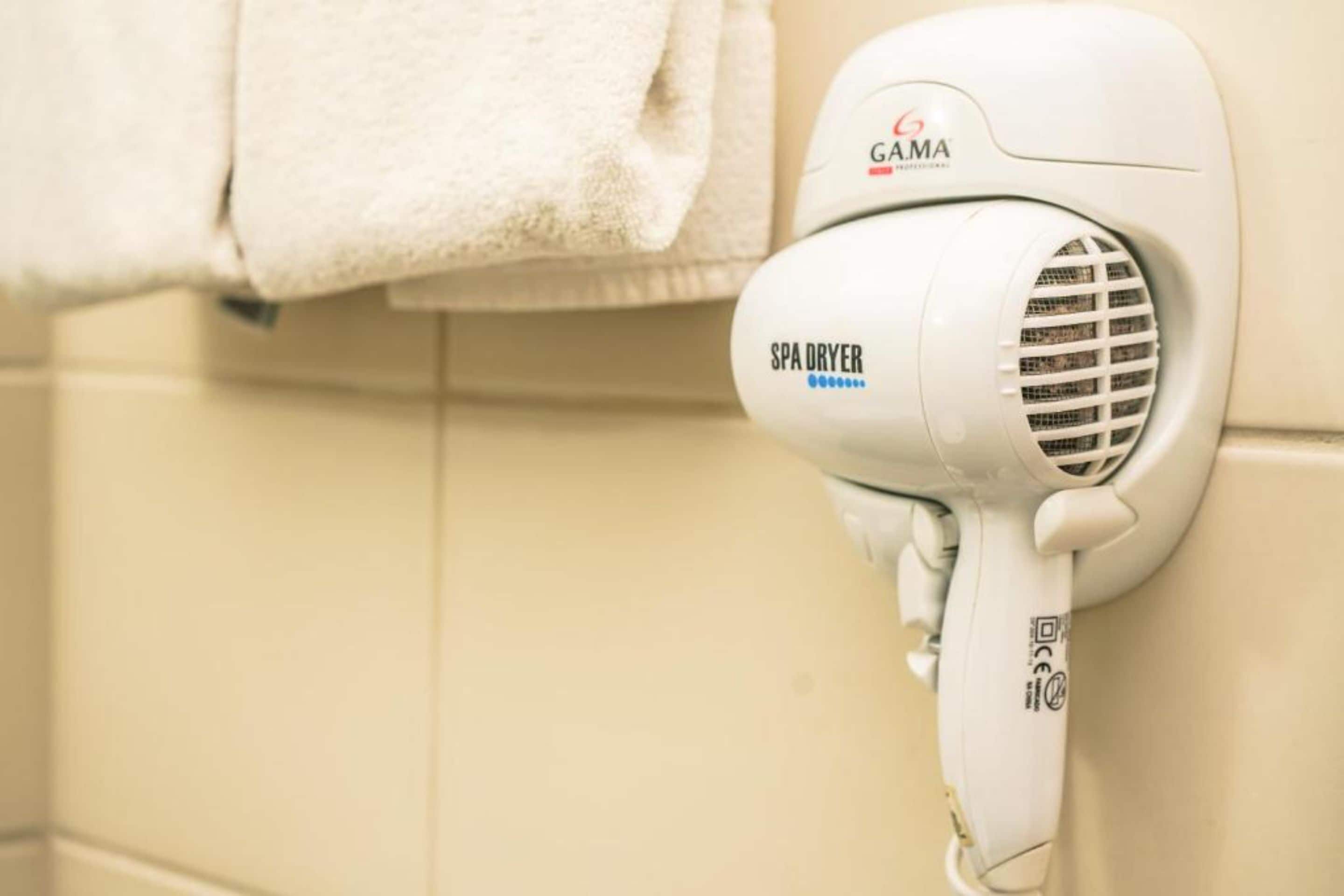 deluxe single room, 2 single beds | bathroom | hair dryer, towels