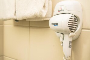 Deluxe Single Room, 2 Twin Beds | Bathroom | Hair dryer, towels - Vitória Praia (Vitoria)