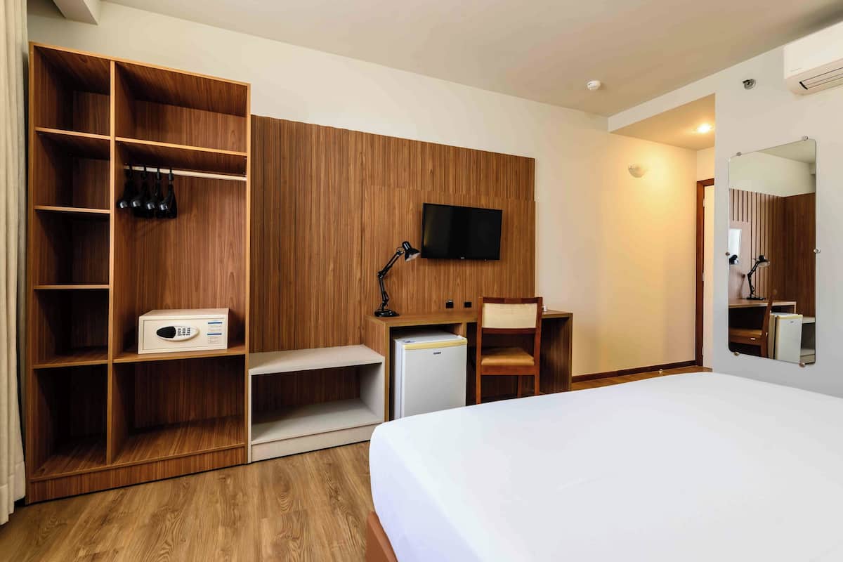 Superior Room, 1 Queen Bed | Desk, soundproofing, free WiFi, bed sheets