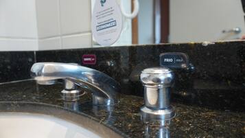 Un lavamanos de cocina con grifo y dispensador de agua.