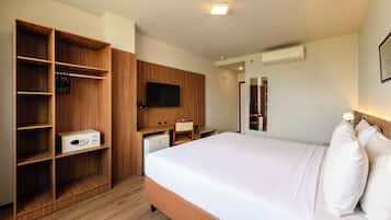 Deluxe Room, 1 King Bed | Desk, soundproofing, WiFi (free), bed sheets
