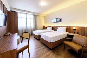 Escritorio, sistema de insonorización, wifi gratis y ropa de cama 