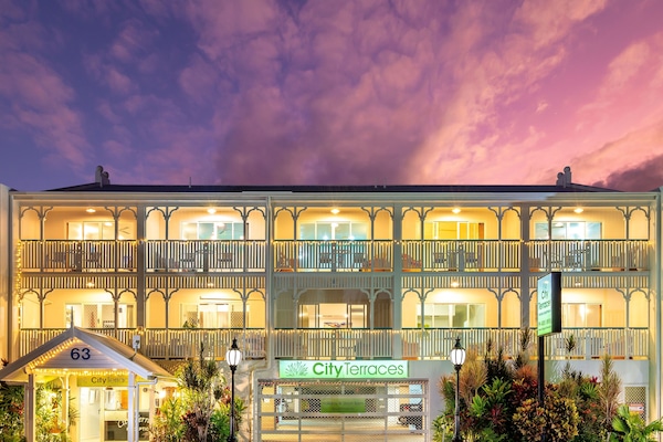 Boendets fasad - kväll/natt