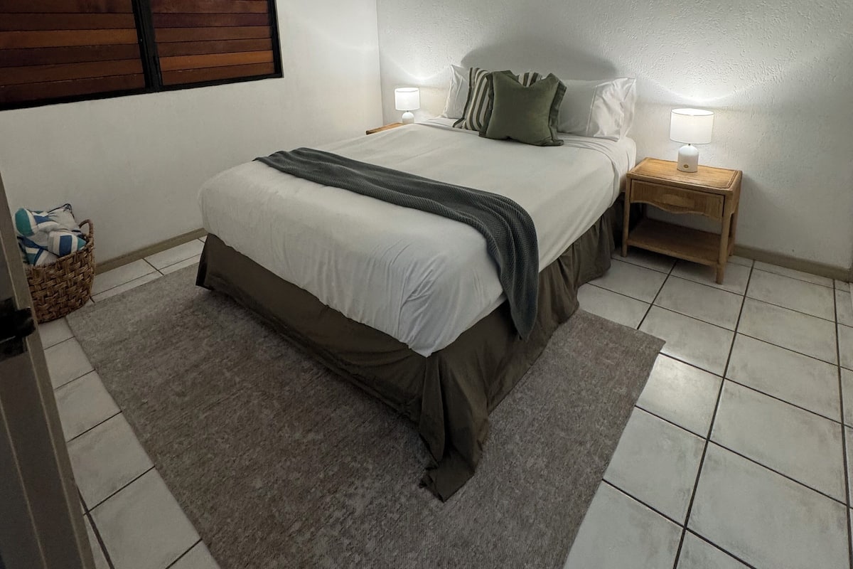 Muebles diferentes, cortinas blackout y tabla de planchar con plancha