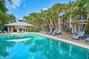 Outdoor pool, sun loungers - Trinity Beach Club Holiday Apartments (Trinity Beach)