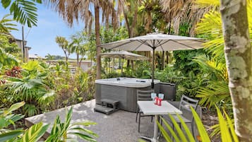 Outdoor spa tub