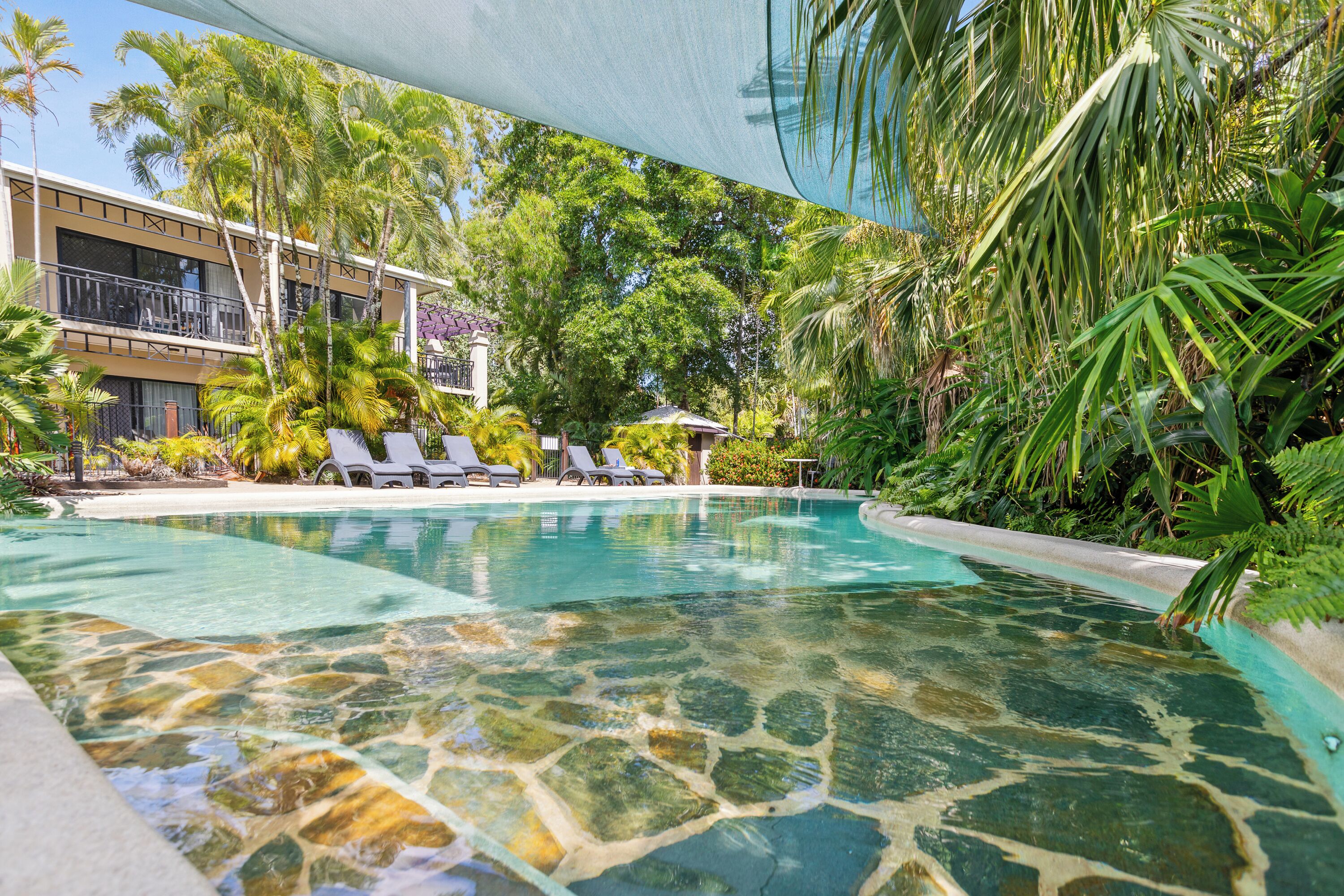 Piscine extérieure, chaises longues