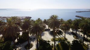 Una playa con palmeras y una vista despejada del océano.