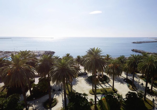 Nära stranden och svart sandstrand