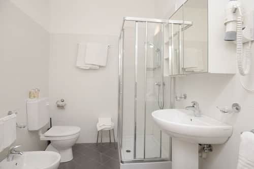 Komfortbadewanne, Regendusche, kostenlose Toilettenartikel, Haartrockner