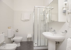 Baignoire relaxante profonde, douche à « effet pluie »