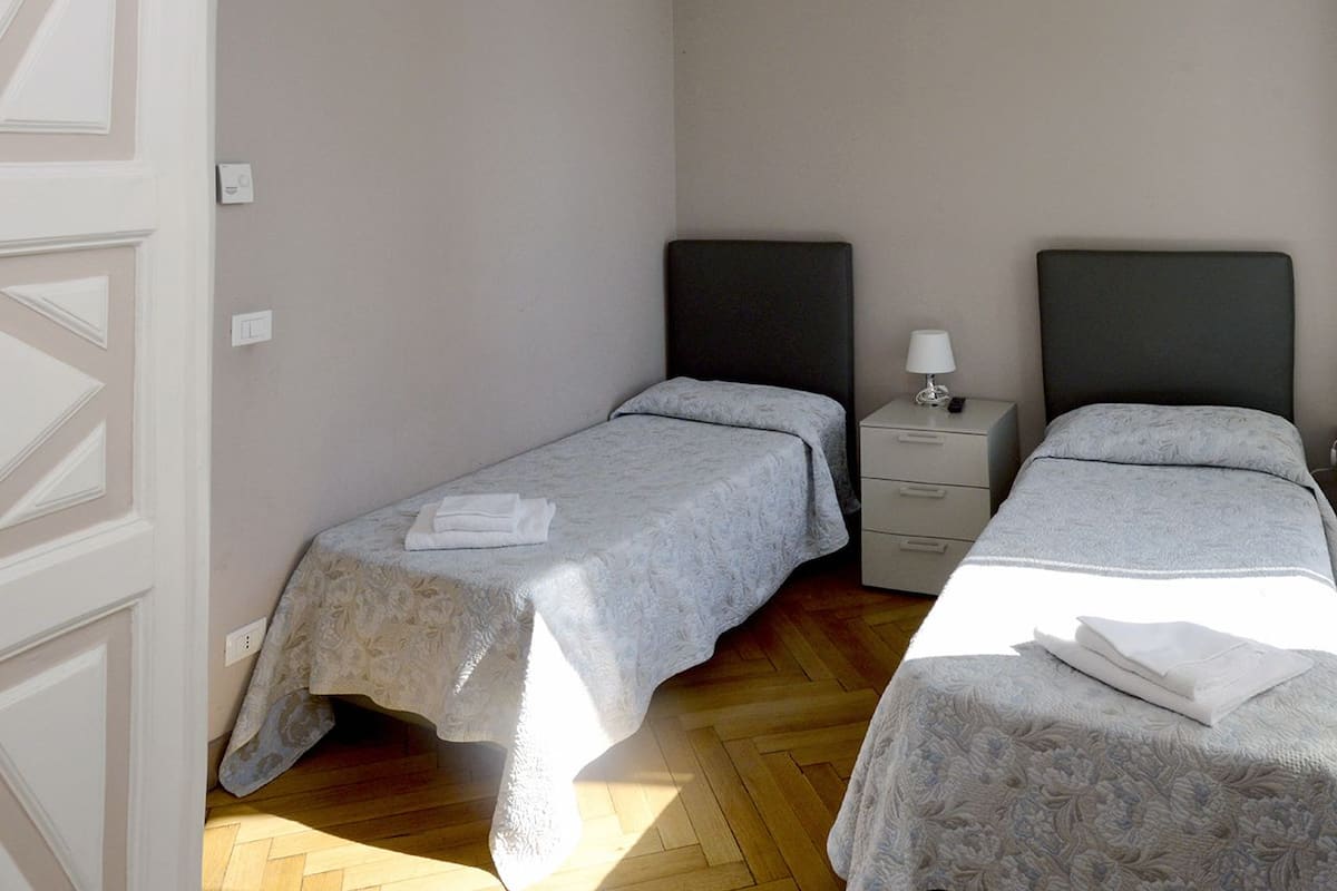 Habitación doble, 2 camas individuales | Ropa de cama de alta calidad, edredón y camas con efecto memoria