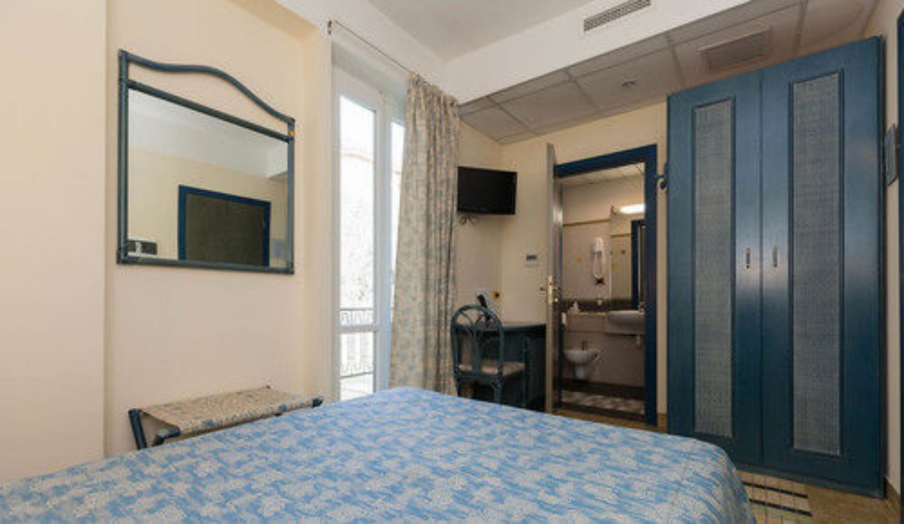 1 bedroom, down duvets, minibar, in-room safe