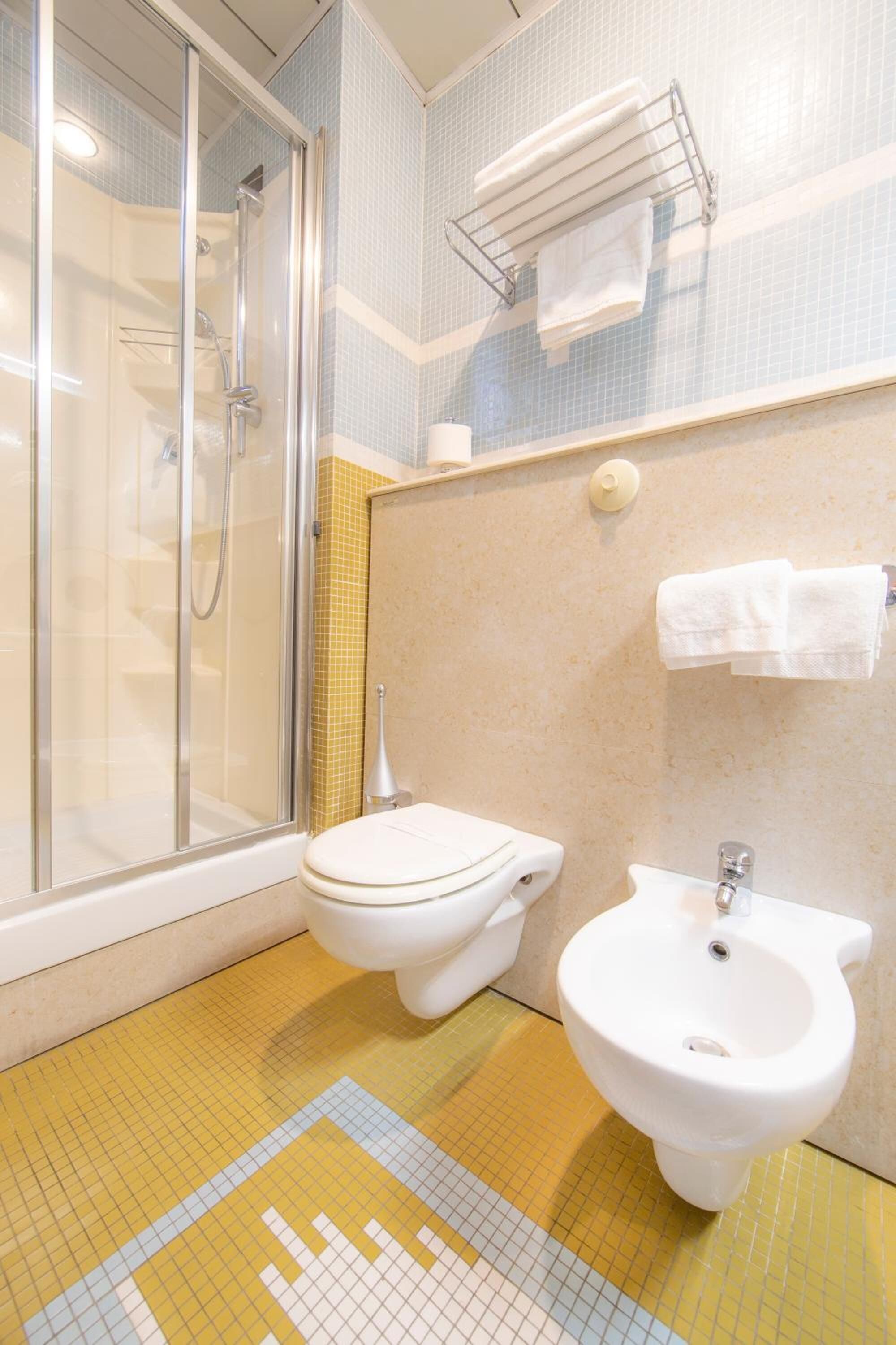 single room | bathroom | shower, free toiletries, hair dryer, bidet
