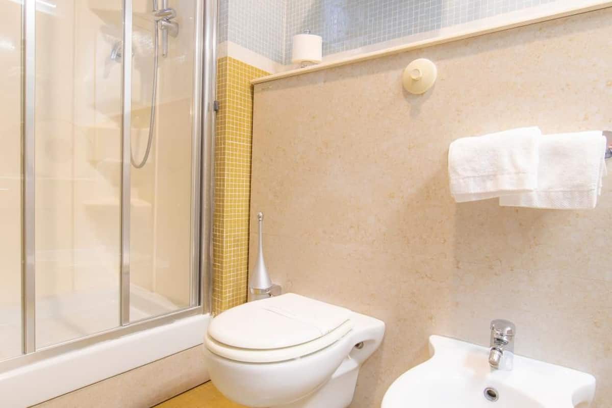 single room | bathroom | shower, free toiletries, hair dryer, bidet