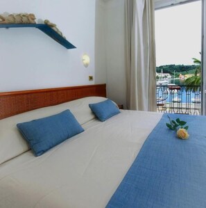 Panoramic Room | Down comforters, minibar, in-room safe, desk - Hotel della Baia (Portovenere)