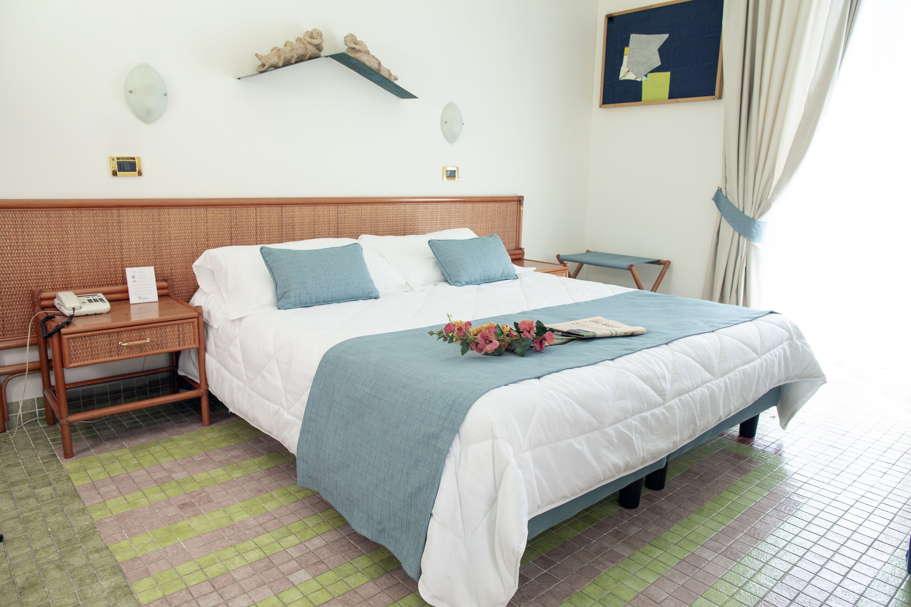 double room, partial sea view | 1 bedroom, down duvets, minibar, in-room safe