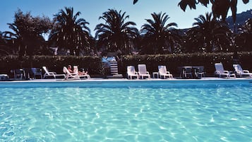 Sæsonbestemt udendørs pool, åben fra kl. 09.00 til kl. 19.30, liggestole