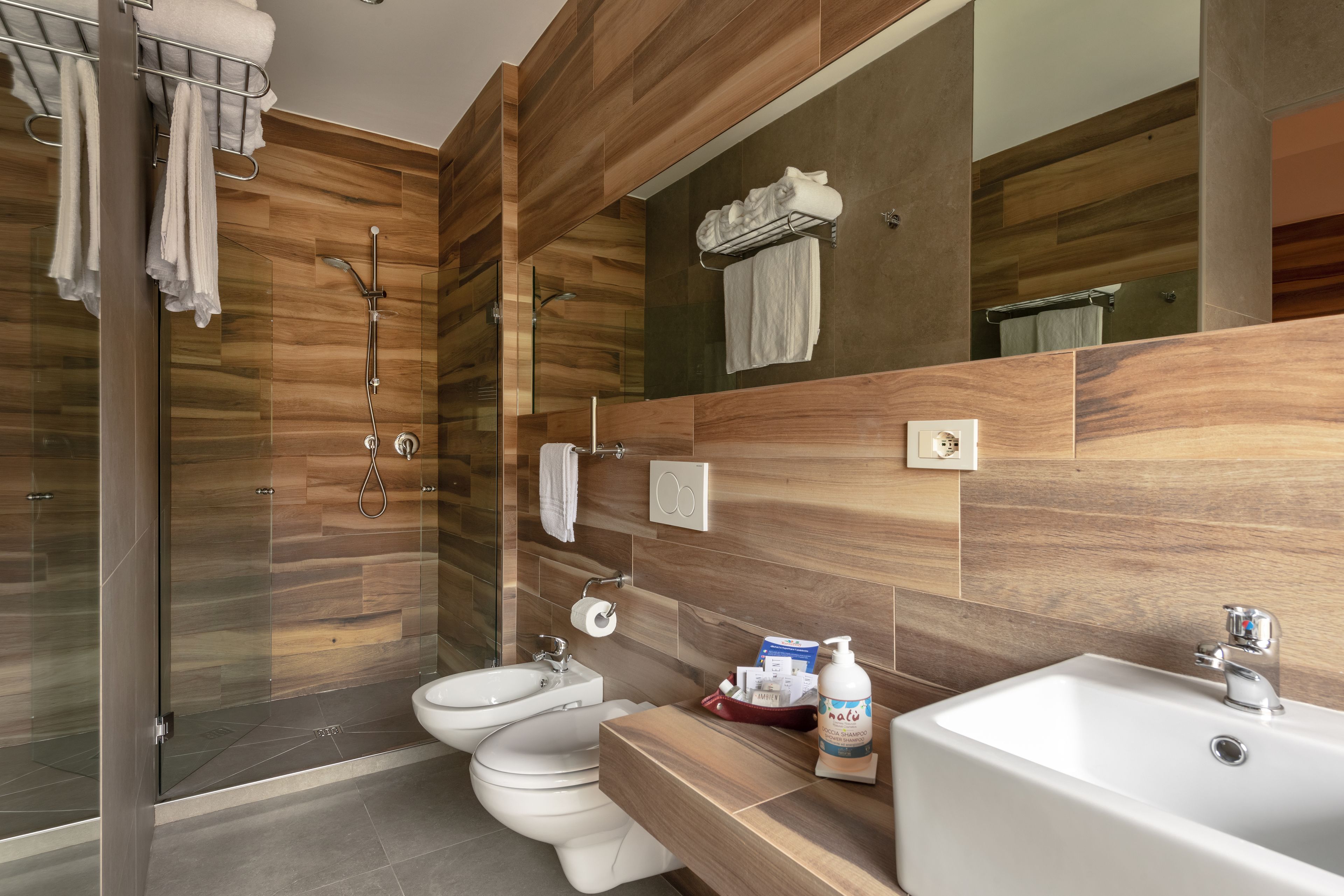 combined shower/bathtub, eco-friendly toiletries, hair dryer, towels