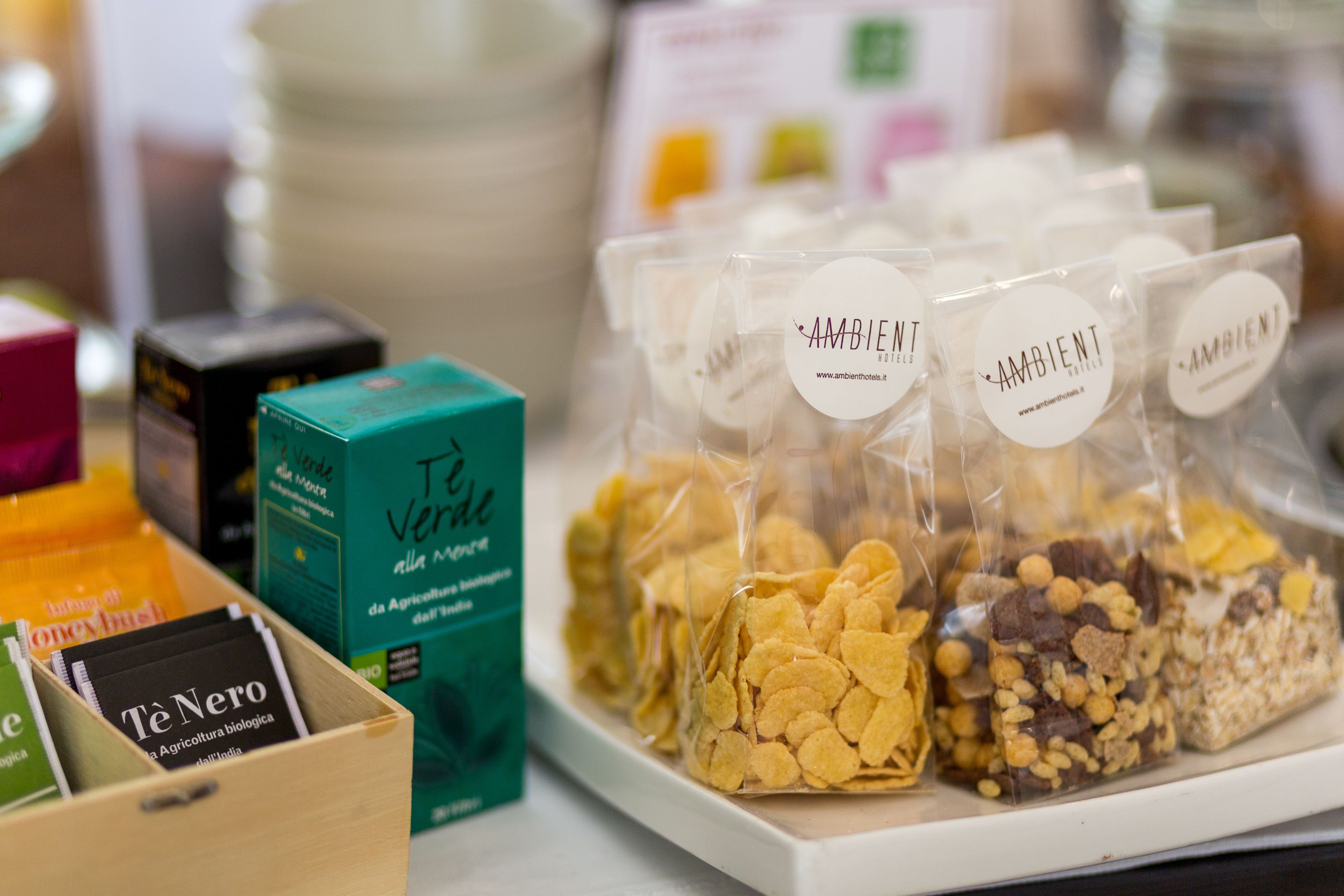 A display of packaged snacks and a box labeled "Te Verde."