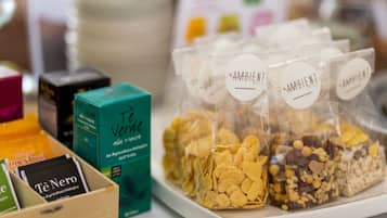 A display of packaged snacks and a box labeled "Te Verde."