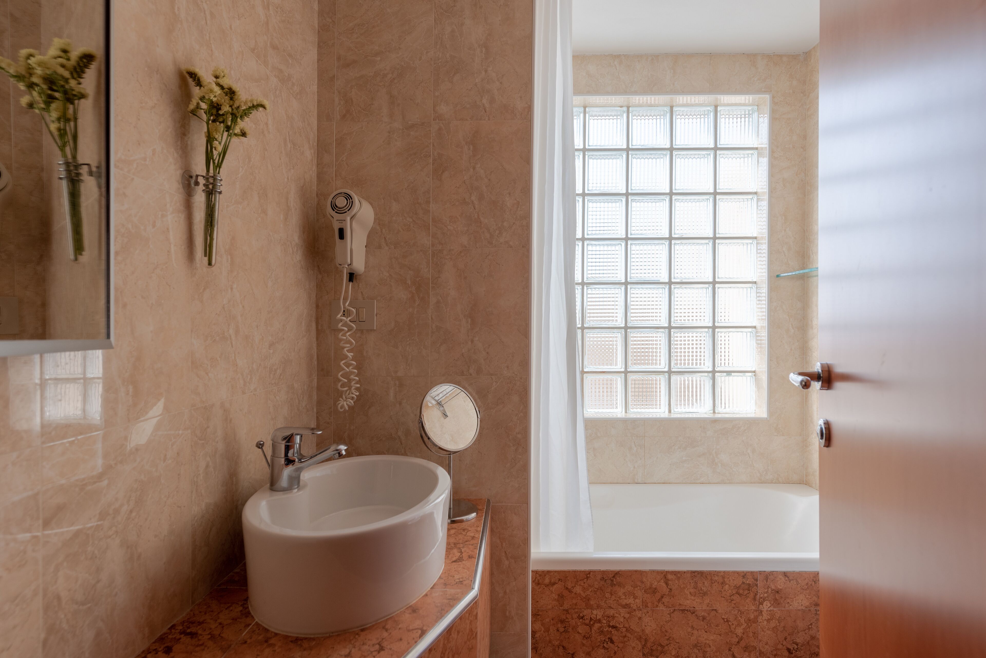 combined shower/bathtub, eco-friendly toiletries, hair dryer, towels