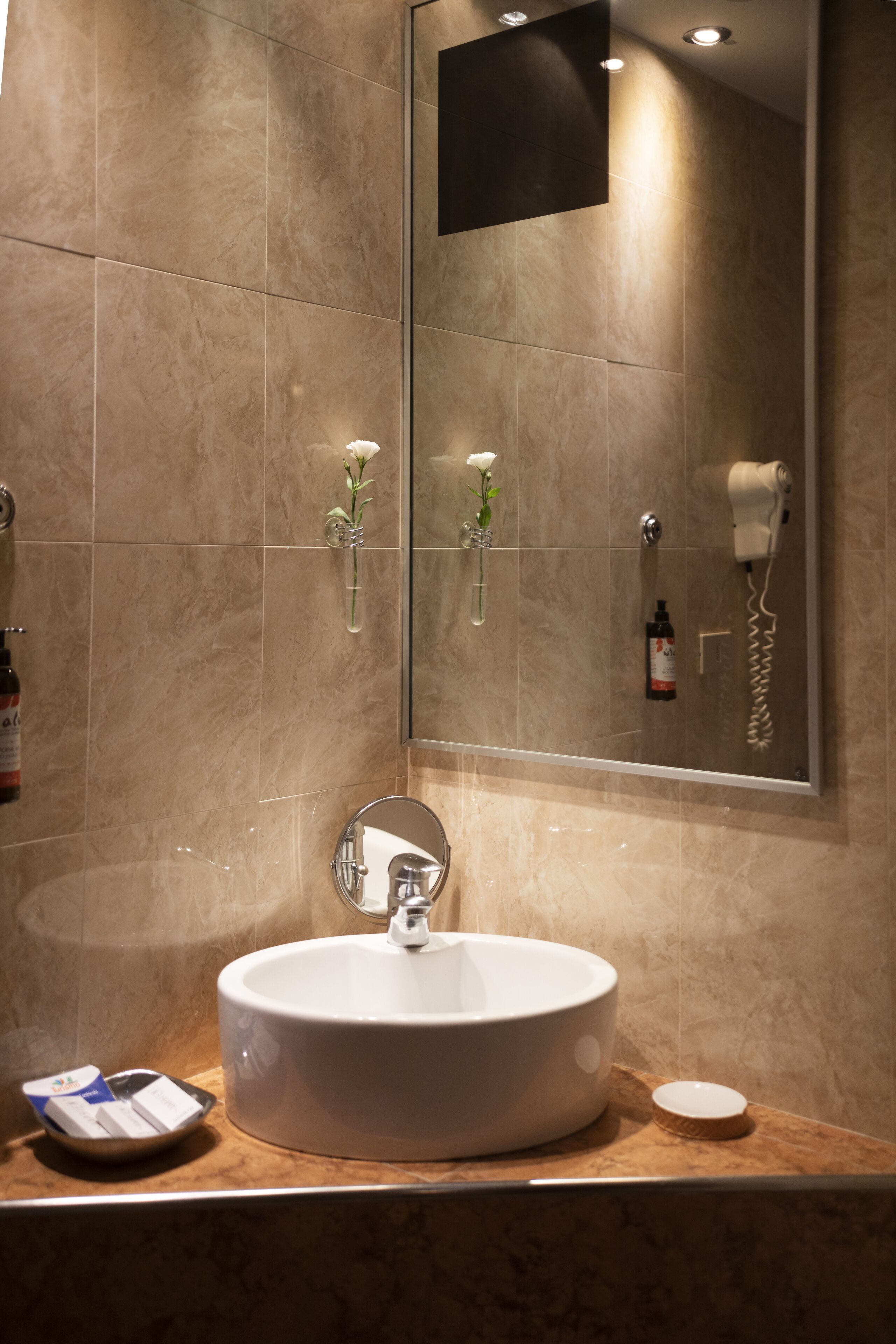 combined shower/bathtub, eco-friendly toiletries, hair dryer, towels