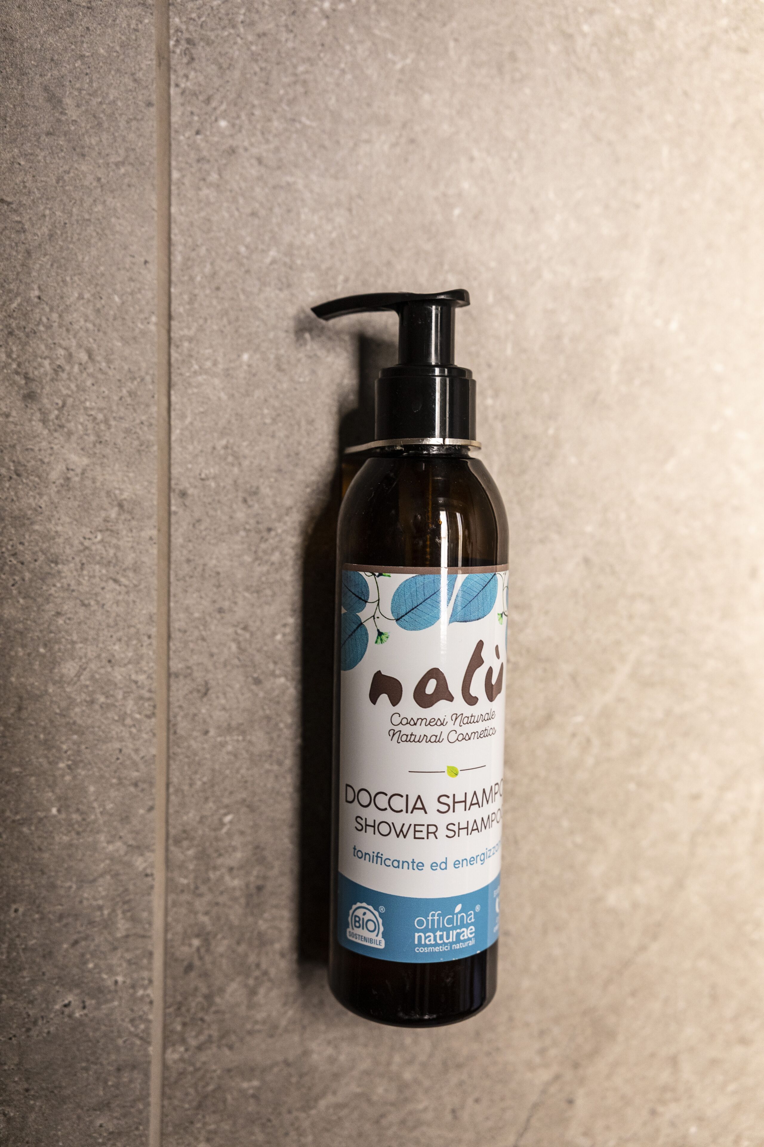 combined shower/bathtub, eco-friendly toiletries, hair dryer, towels