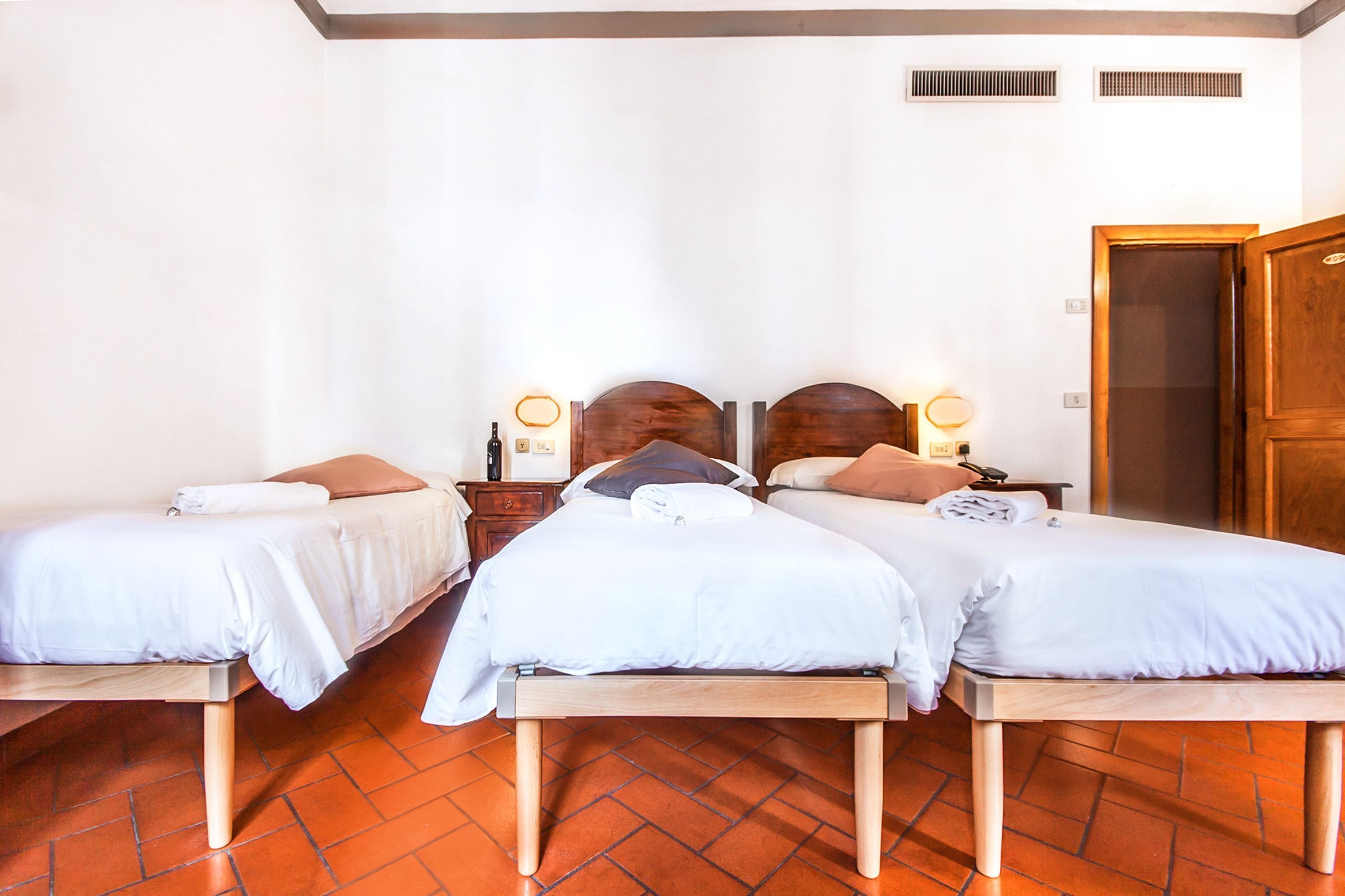 triple room | 1 bedroom, minibar, in-room safe, desk