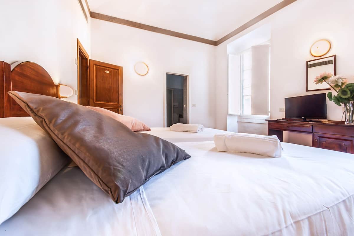 Üç Kişilik Oda | Minibar, odada kasa, masa, ses yalıtımı