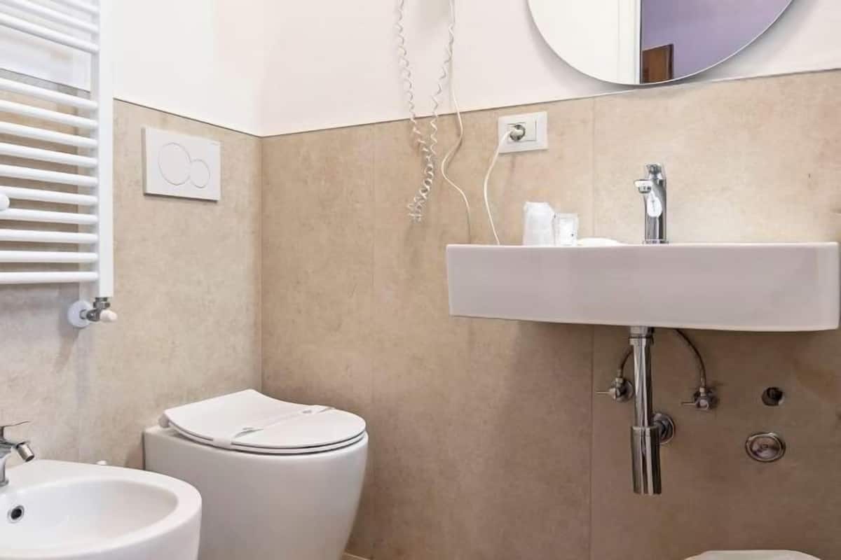 Banyo | Duş, ücretsiz banyo/kozmetik ürünleri, saç kurutma makinesi, bide