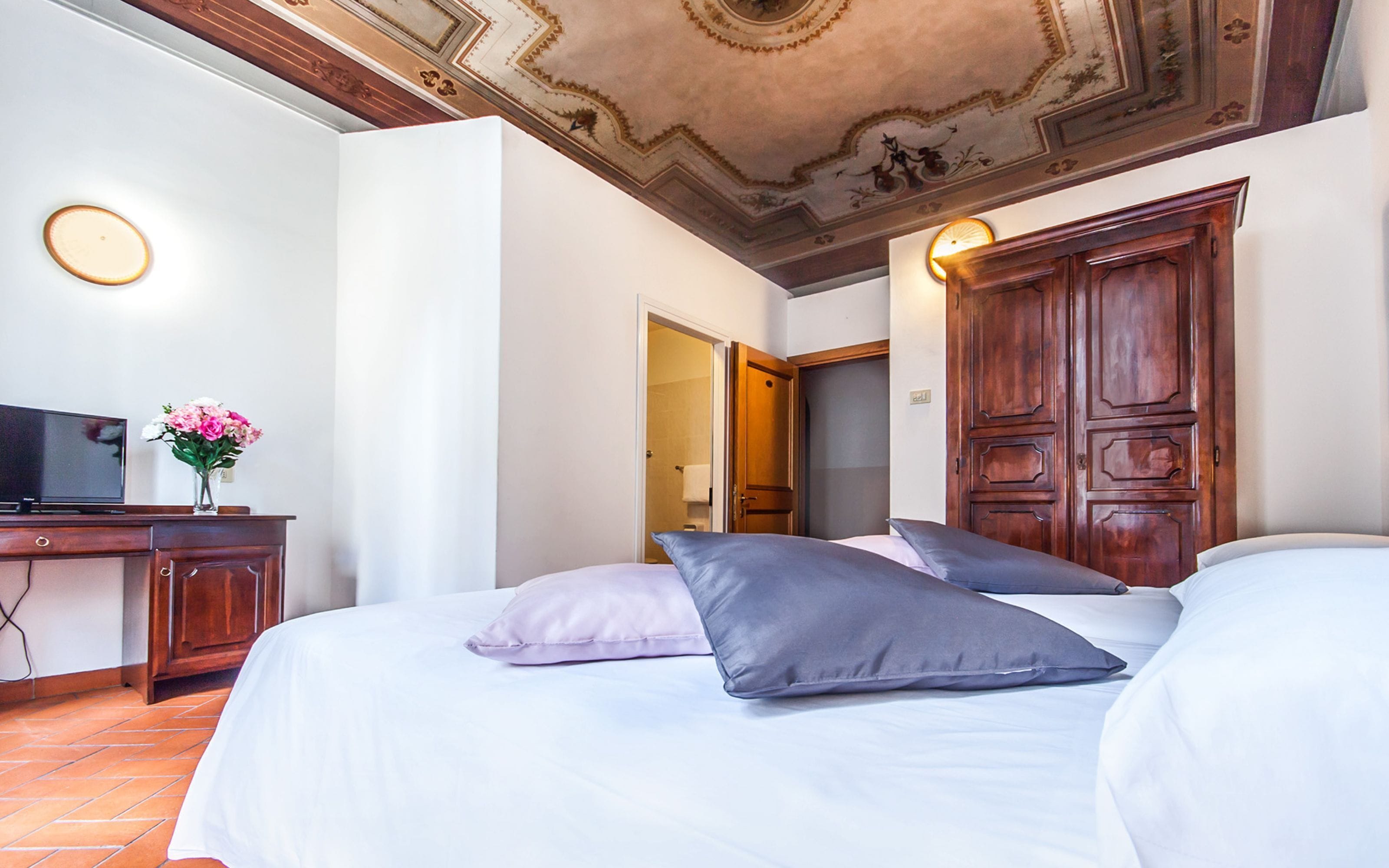 Habitación doble | Minibar, caja de seguridad en la habitación y escritorio 