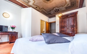 Habitación doble | Minibar, caja de seguridad en la habitación y escritorio