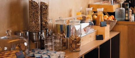 Tägliches Frühstücksbuffet (15 EUR pro Person)