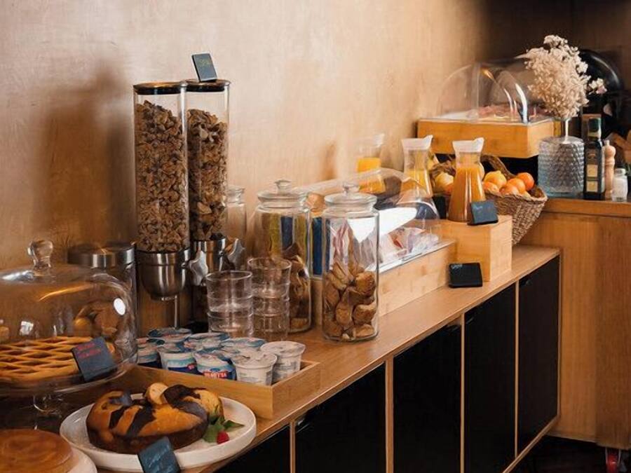 Desayuno buffet diario (EUR 15 por persona)